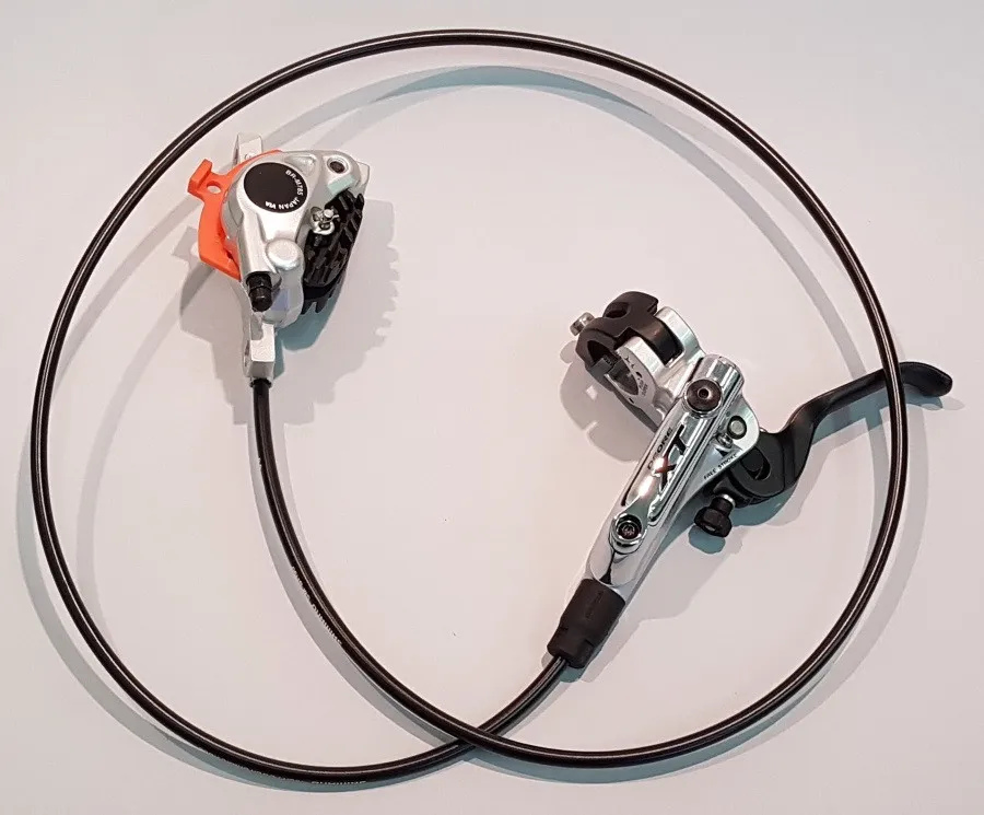 Cumpără online FRANA PE DISC SET ASAMBLAT SHIMANO DEORE XT MANETA BL-M785-B-S (S) ETRIER BR-M785S(F) POST MOUNT PLACUTE METAL CU ARIPIOARE DE RACIRE FURTUN SMBH90SB 1000MM NEGRU INCL. OLIVA SI INSERTIE CONECTARE ARGINTIU AMBALAT IND.