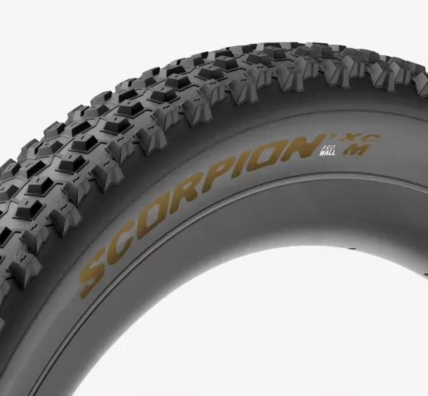 ANVELOPA BICICLETA PIRELLI 29INCH SCORPION™ XC M COLOUR EDITION GOLD LABEL 29 x 2.4 Lichidare de stoc